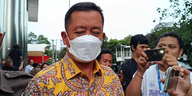 Hampir 5 Jam Diperiksa KPK, Sekda Bandung Ema Sumarna Cuma Bilang <i>Nuhun</i>